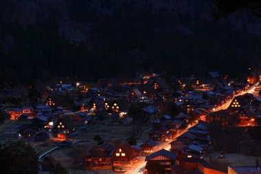 Shirakawa-go 'nun tarihi köyü. Shirakawa-go, Japonya 'nın Gifu ilindeki UNESCO Dünya Mirasları Listesi' nde yer alıyor..
