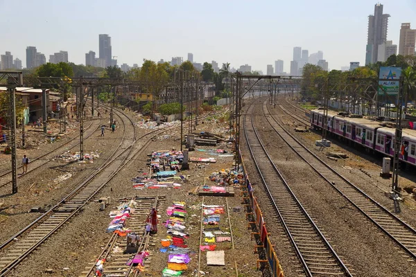 Mumbai India Φεβρουαρίου 2019 Προαστιακός Σιδηρόδρομος Κοντά Στο Dharavi Slum — Φωτογραφία Αρχείου