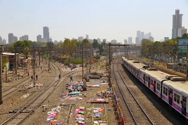 Mumbai India Φεβρουαρίου 2019 Προαστιακός Σιδηρόδρομος Κοντά Στο Dharavi Slum — Φωτογραφία Αρχείου