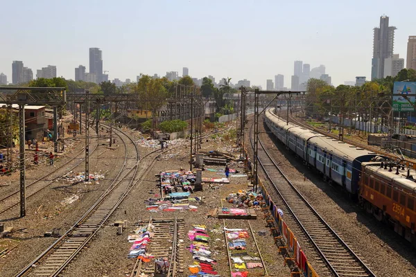 Mumbai India Φεβρουαρίου 2019 Προαστιακός Σιδηρόδρομος Κοντά Στο Dharavi Slum — Φωτογραφία Αρχείου