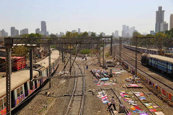 Mumbai India Φεβρουαρίου 2019 Προαστιακός Σιδηρόδρομος Κοντά Στο Dharavi Slum — Φωτογραφία Αρχείου