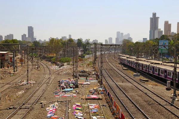 Mumbai India Φεβρουαρίου 2019 Προαστιακός Σιδηρόδρομος Κοντά Στο Dharavi Slum — Φωτογραφία Αρχείου