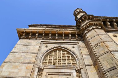 MUMBAI, INDIA - 7 Şubat 2019: Hindistan 'ın Kapısı 20. yüzyılda Hindistan' ın Mumbai şehrinde inşa edilen bir kemer anıttır.. 