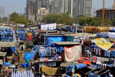 MUMBAI, INDIA - 7 Şubat 2019: Dhobi Ghat, Mahalaxmi istasyonunun yanındaki hava çamaşırlarını açtı.,