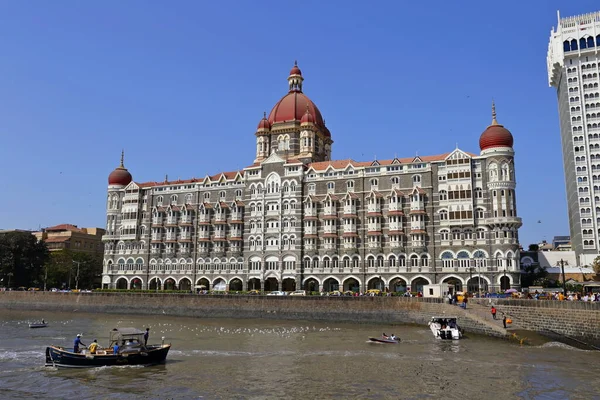 MUMBAI, INDIA - 7 Şubat 2019: Hindistan 'ın Mumbai kentindeki gezinti alanının önündeki Taj Palace Oteli manzarası.