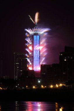 Taipei, Tayvan - 1 Ocak 2018: Tayvan 'da havai fişek gösterisi Taipei 101 binasında fantastik bir patlama meydana geldi..