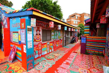 Gökkuşağı Köyü Nantun, Taichung, Tayvan 'daki evlerin üzerine renkli bir grafiti yapılmış..