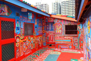 Gökkuşağı Köyü Nantun, Taichung, Tayvan 'daki evlerin üzerine renkli bir grafiti yapılmış..