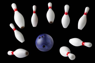 Bowling pimleri ve siyah arka plan üzerine izole topu