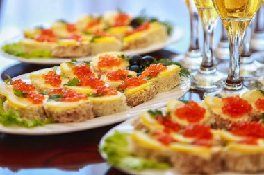 Kırmızı havyar ve şampanya masada sandviç