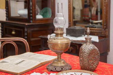 antika gaz lambası masada duruyor