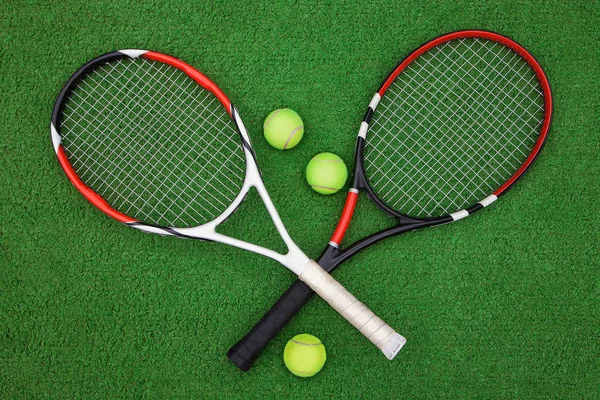 Tenisz ütő golyó a zöld háttér — Stock Fotó