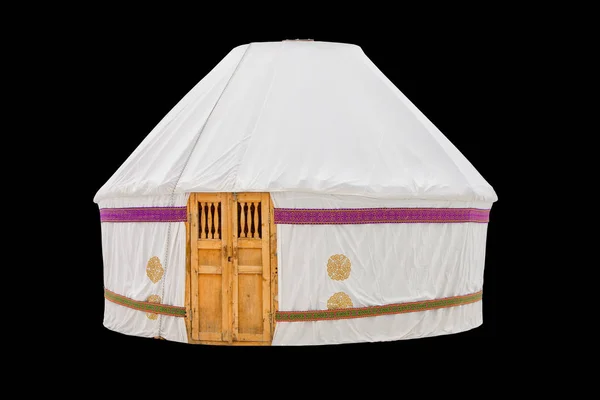 Witte Yurt huisvesting van de nomadische stammen van Kazachs geïsoleerd op zwarte achtergrond — Stockfoto