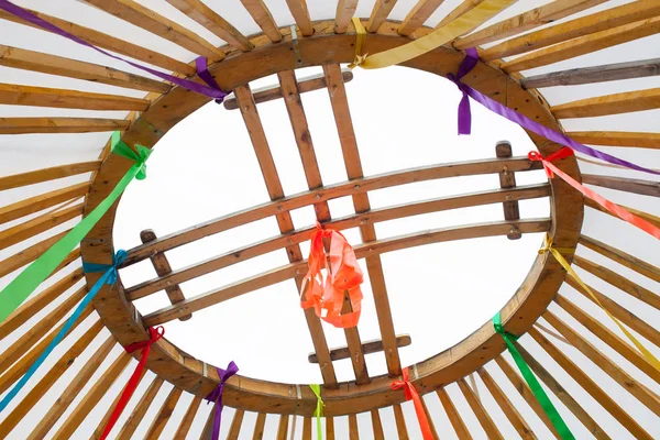 Elemento Shanyrak que coroa a cúpula do Yurt na forma de uma treliça da cruz, inscrito em um círculo para criar uma abertura para a luz solar e a fumaça do fogo . — Fotografia de Stock