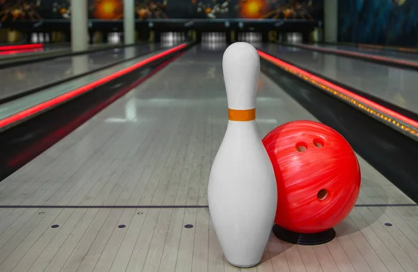Bowlingové kuželky a koule pro bowling hra — Stock fotografie