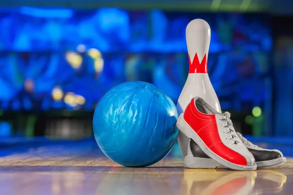 Sepatu, pin bowling dan bola untuk permainan bowling — Stok Foto