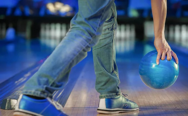 Ruka držící bowlingové koule — Stock fotografie