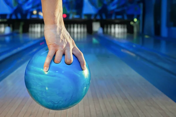 Mão segurando uma bola de boliche — Fotografia de Stock