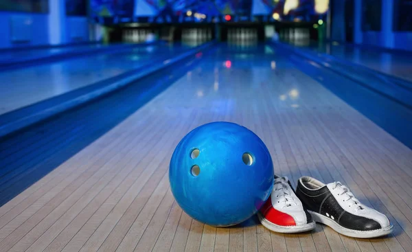 Sko, bowlingpinne og bowlingball – stockfoto