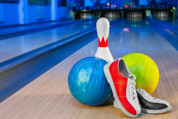 Boty, bowling pin a míč pro bowling hra — Stock fotografie
