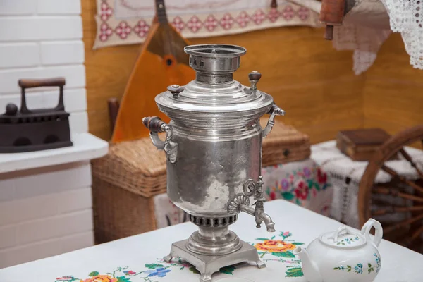 Le samovar sur la table — Photo