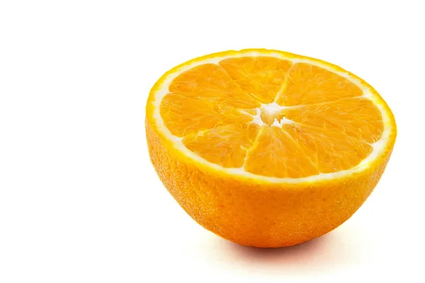 Laranja cortada isolada sobre fundo branco — Fotografia de Stock