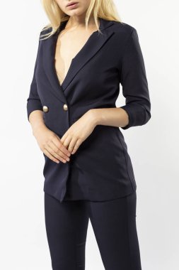 Beyaz arka planda mavi takım elbiseli sarışın.