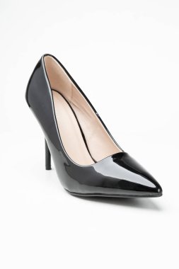 Kadınların yüksek topuklu ayakkabıları beyaz arka planda izole edilmiş siyah renk.