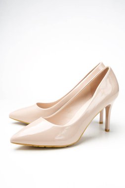 Kadınların yüksek topuklu ayakkabıları beyaz arka planda izole edilmiş bej rengi