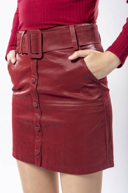 Beyaz arka planda kısa kırmızı etekli güzel ince bacaklı bir kız, kırmızı etekli bir kız ve beyaz arka planda kırmızı ceketli bir kız.