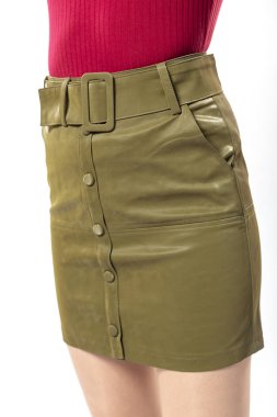 Beyaz arka planda kısa yeşil deri etekli güzel ince bacaklı bir kız, yeşil deri kısa etekli ve beyaz arka planda kırmızı ceketli bir kız.