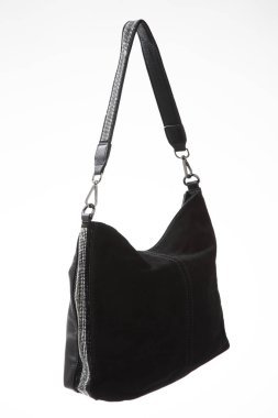 Beyaz arka planda siyah kadın çantası.