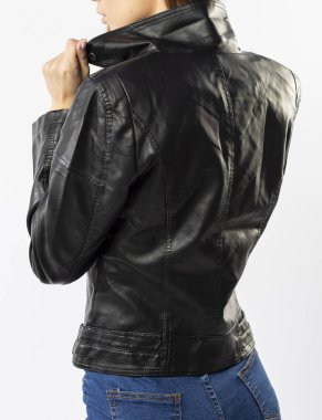 Beyaz arka planda kısa deri ceketli kız. Yakın plan.