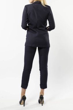 Beyaz arka planda mavi takım elbiseli sarışın.