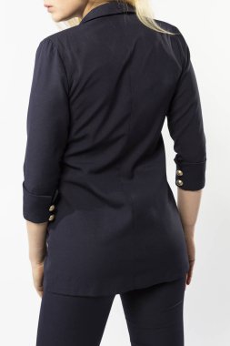 Beyaz arka planda mavi takım elbiseli sarışın.