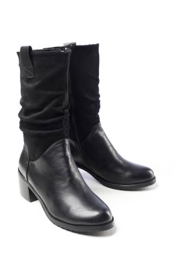 Beyaz arka planda siyah yarı sezonluk deri çizmeler.