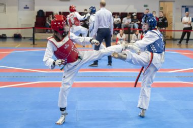 Chelyabinsk, Rusya-Mayıs 8, 2019, vardır: mavi ve kırmızı renk taekwondo kıyafeti iki erkek doyang mücadele,: Chelyabinsk Region taekwondo VTF Şampiyonası Erkekler ve kızlar arasında