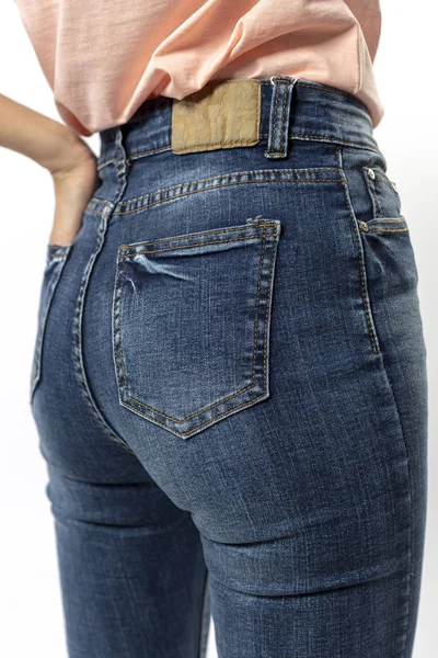 Chica Jeans Muestra Pantalones Vaqueros Fondo Blanco Cerca Pantalones Vaqueros —  Fotos de Stock