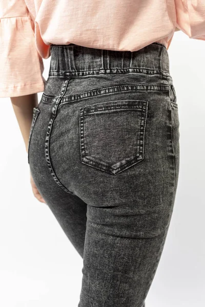 Meisje Jeans Pronkt Jeans Witte Achtergrond Close Blauwe Jeans — Stockfoto