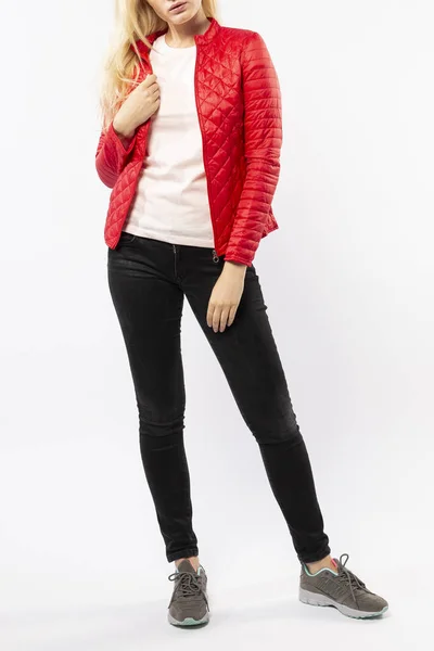 Blondes Mädchen Roter Jacke Schwarzer Jeans Und Sportschuhen Auf Weißem — Stockfoto