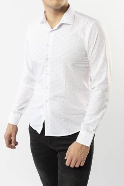 Beyaz gömlekli ve beyaz arka planda siyah kotlu bir adam, yakın plan erkek gömleği.