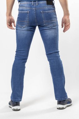 Kot pantolonlu adam, kot pantolon, beyaz arka plan, mavi kot pantolon.