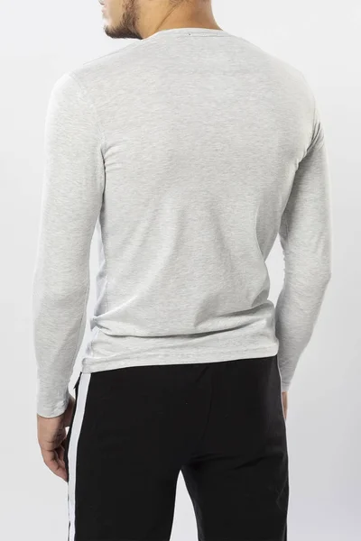 スウェットパンツ姿のスポーティな男性と白い背景の長袖Tシャツ スポーツTシャツ Close — ストック写真