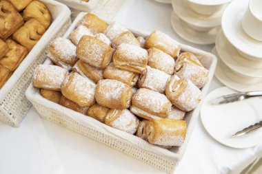 Fast food, rulo kahve molaları, küçük aperatifler.