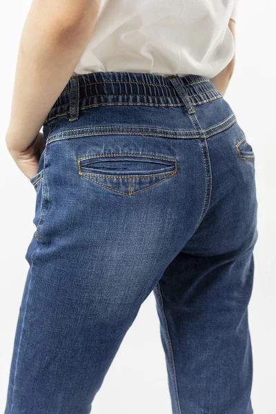 Flicka Jeans Visar Upp Jeans Vit Bakgrund Närbild Blå Jeans — Stockfoto