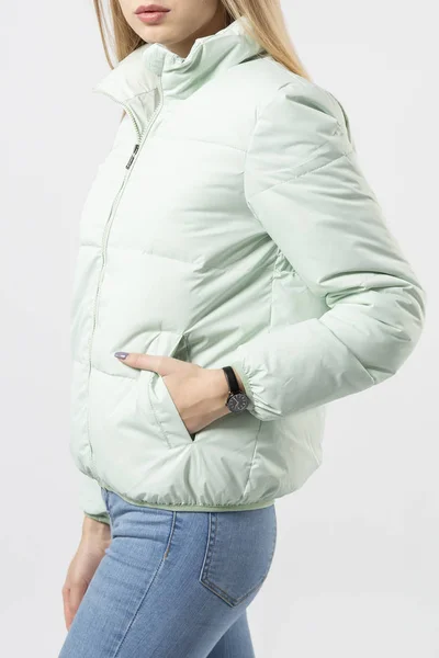 Девушка Полусезонной Короткой Куртке Вниз Куртка Оливкового Цвета Белом Фоне — стоковое фото