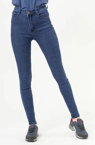 Mädchen Jeans Zeigt Jeans Auf Weißem Hintergrund Nahaufnahme Blaue Jeans — Stockfoto