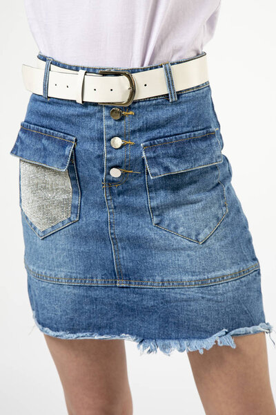 девушка в джинсовой короткой юбке и на высоких каблуках на белом фоне
