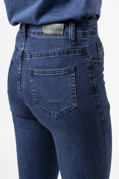 Meisje Jeans Pronkt Jeans Witte Achtergrond Close Blauwe Jeans — Stockfoto
