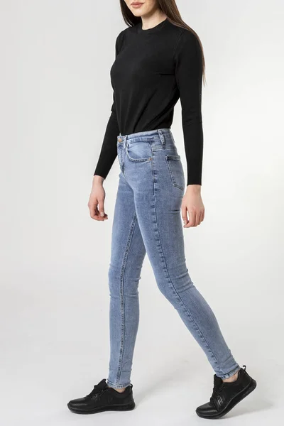 Meisje Jeans Pronkt Jeans Witte Achtergrond Close Blauwe Jeans — Stockfoto